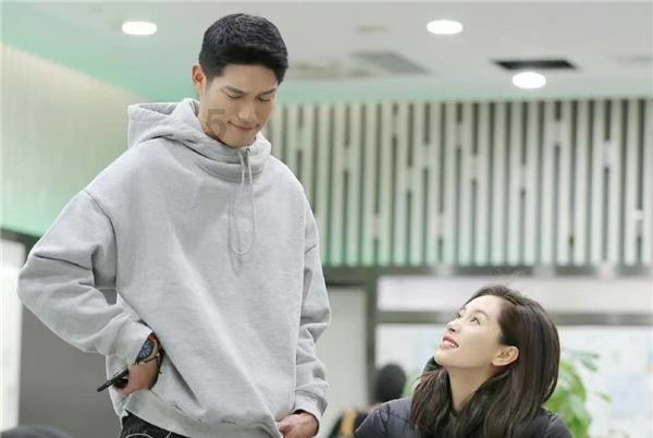 TVB视后今年无剧可拍，被发现带着两个“女儿”到《狂飙》拍摄地